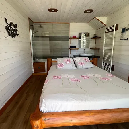 Holiday home L'insolite Youx